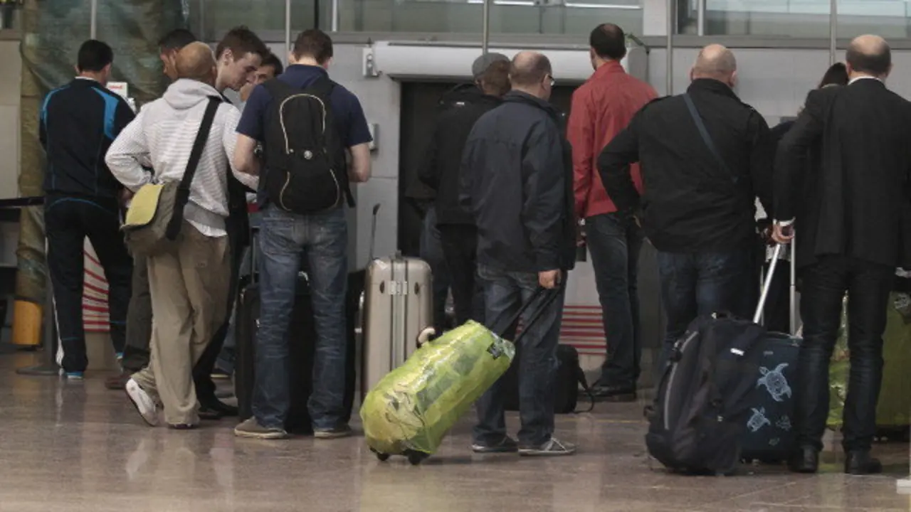 Pasajeros con maletas en Peinador. DP