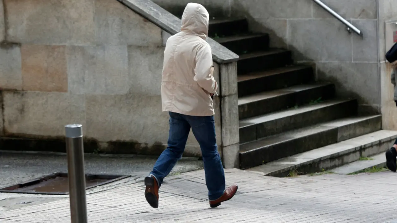 El autor confeso de abusar de una niña de 11 años esapa de los medios.JAVIER CERVERA