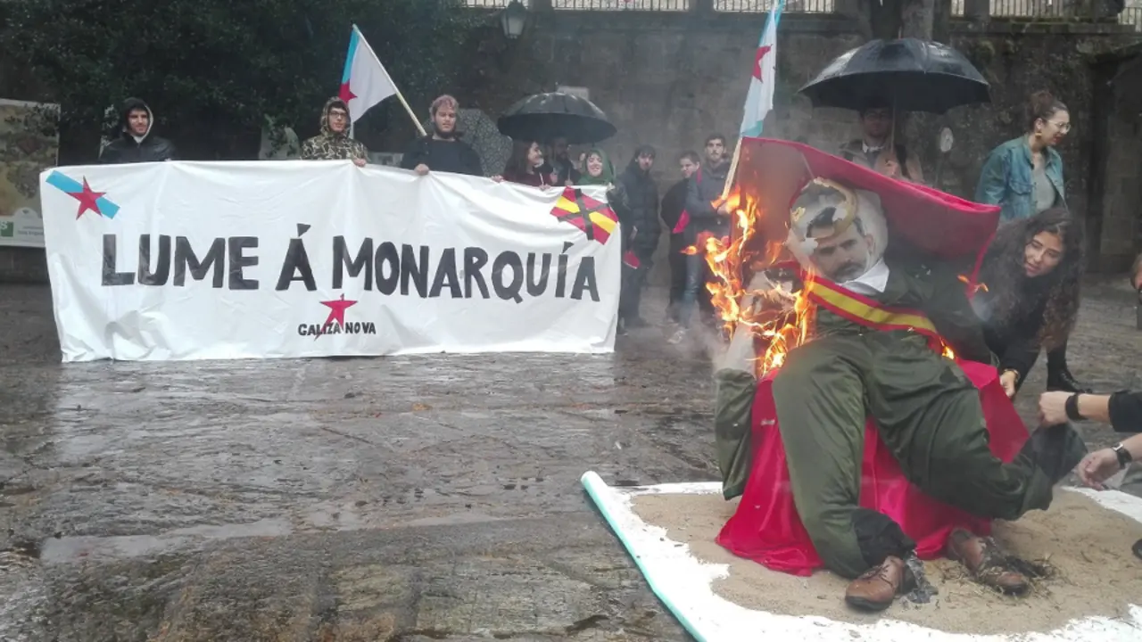 Queima do boneco de Felipe VI. TWITTER (@galizanova)