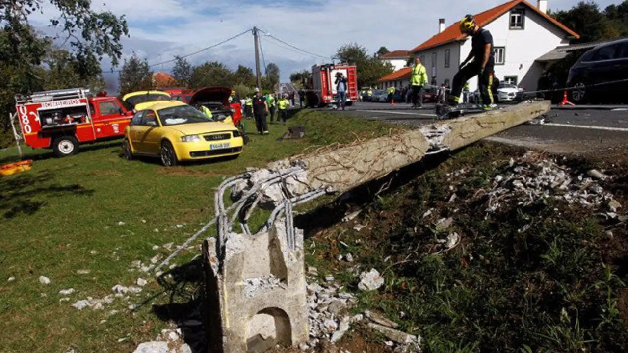 Estado en el que quedó el vehículo accidentado y la farola partida tras el impacto. KIKO DELGADO (EFE)