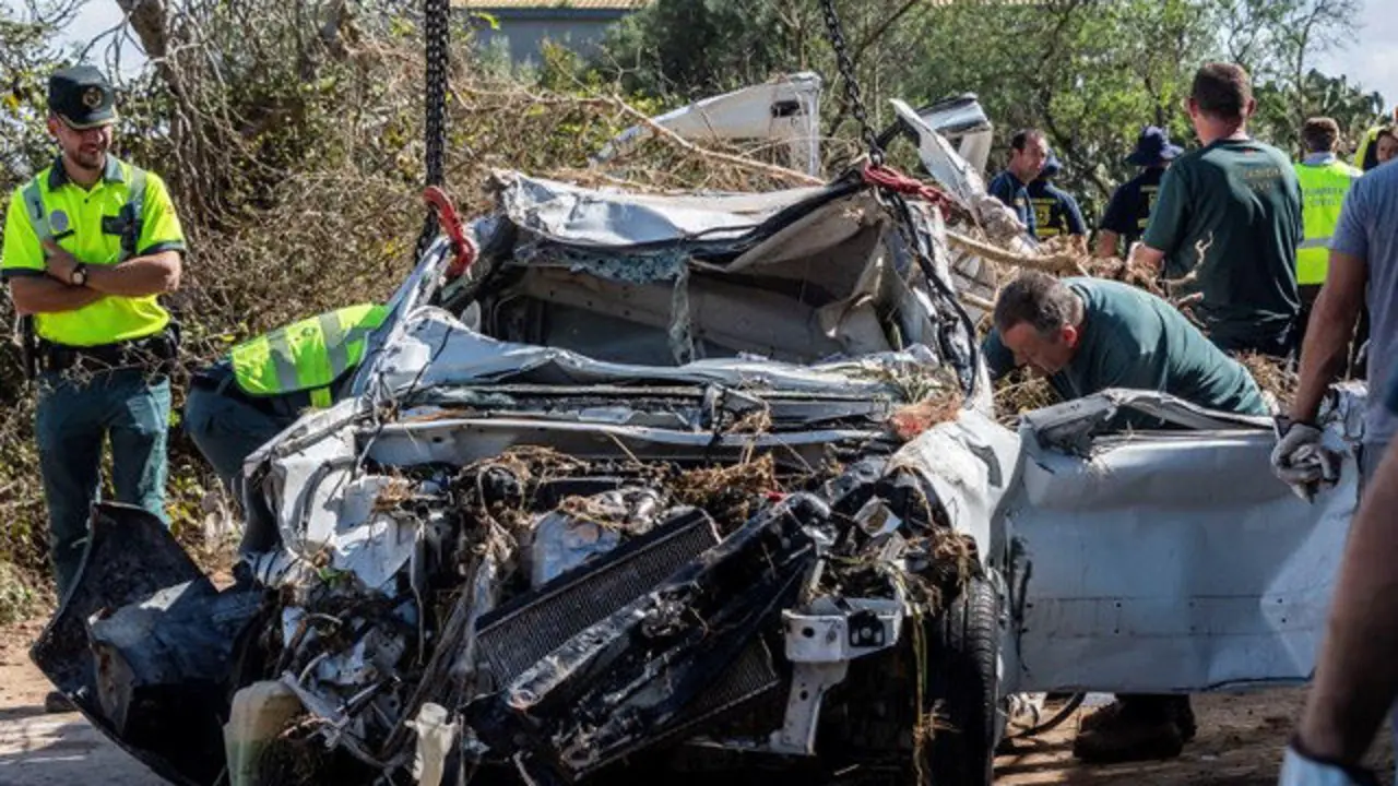 Especialistas de la Unidad Militar de Emergencias, la Guardia Civil y Bomberos de Mallorca retomaron por cuarto día la búsqueda del niño. CATI CLADERA (EFE)
