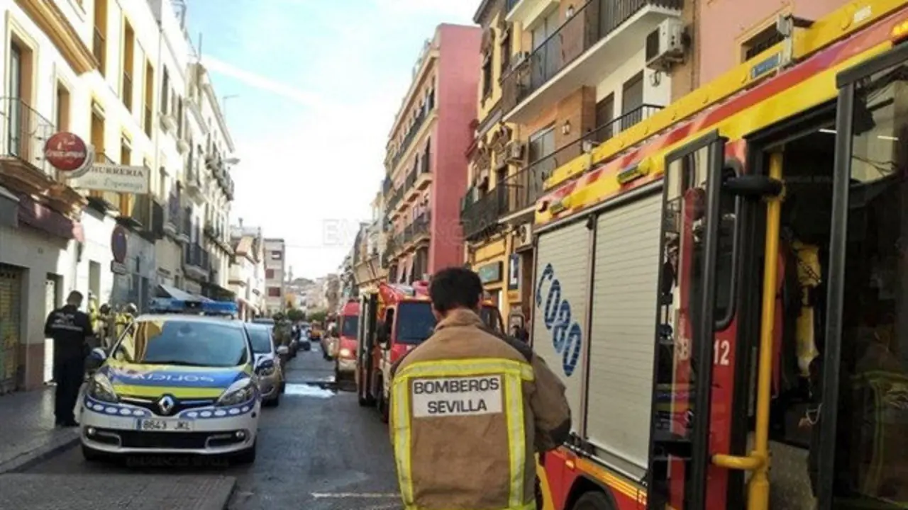 Los bomberos intervinieron en el lugar del suceso. EMERGENCIAS SEVILLA