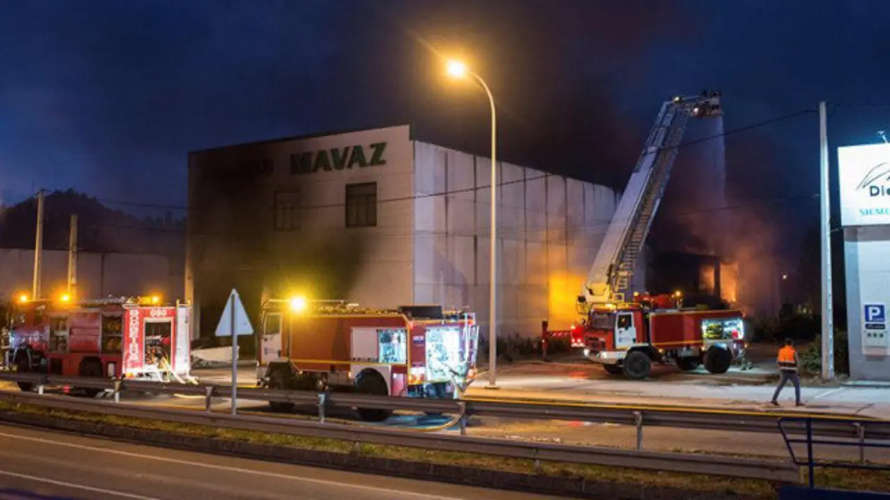Nave en la que se declaró el incendio en San Cibrao das Viñas. BRAIS LORENZO (EFE)