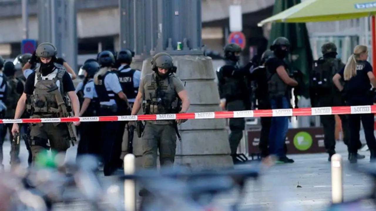 Policías en la estación de Colonia. STRINGER
