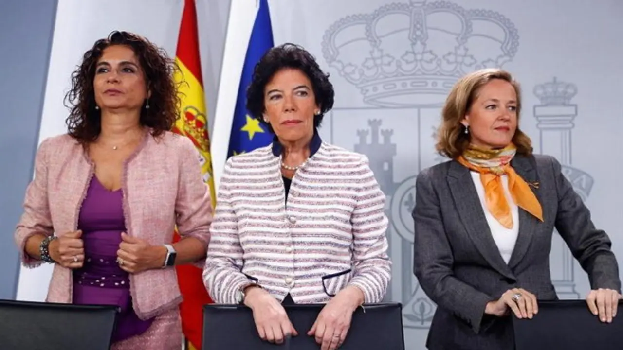 Celáa, escoltada por las ministras Montero y Calviño. EMILIO NARANJO (EFE)