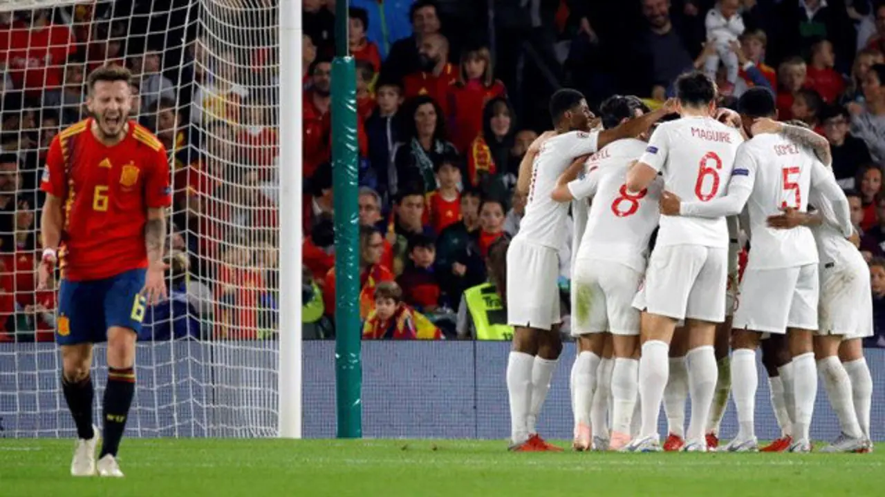 Saúl lamenta un gol de Inglaterra. JULIO MUÑOZ (EFE)