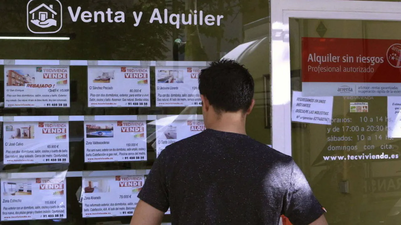 Un joven mira viviendas en venta. EP