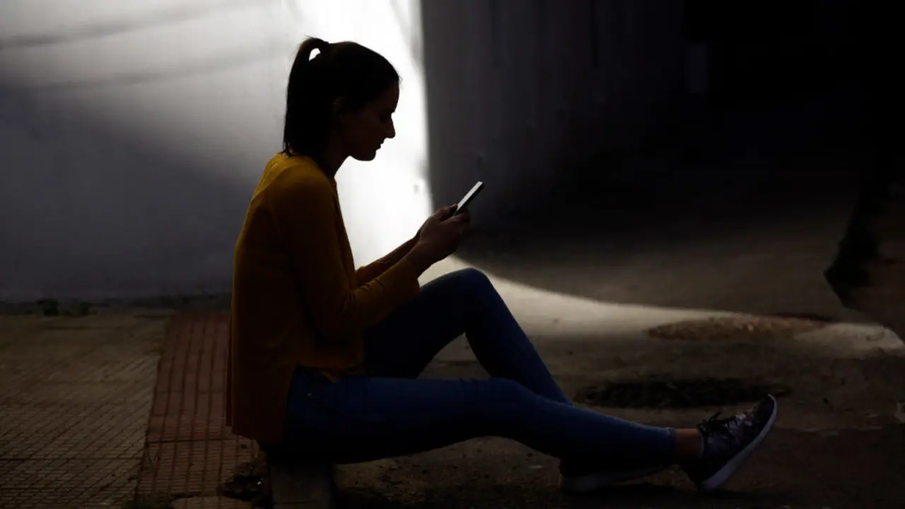 Una chica con un móvil. JAVIER CERVERA