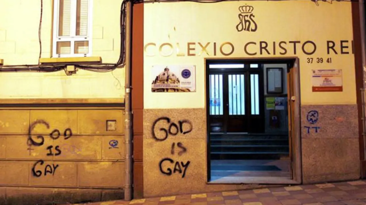 Pintadas en el Colexio de Cristo Rei en Ferrol.KIKO DELGADO (Efe) 