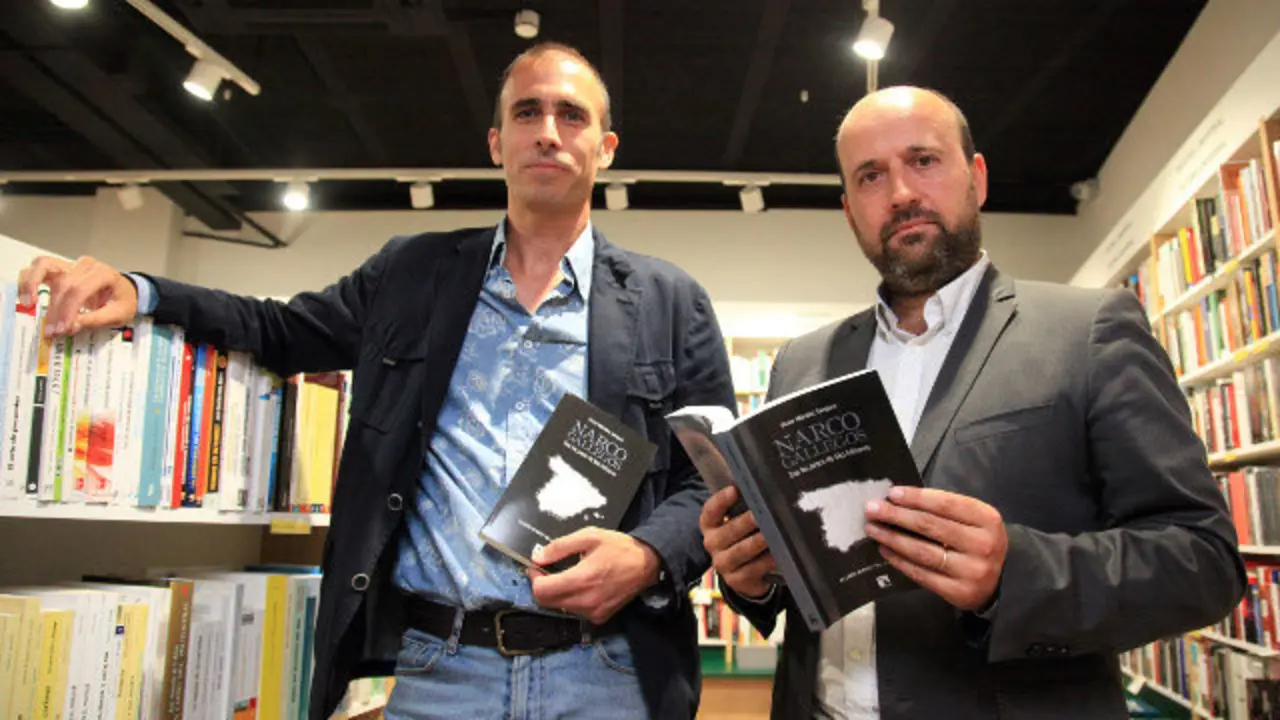 El periodista V&iacute;ctor M&eacute;ndez y el gerente de la Fundaci&oacute;n Galega contra o Narcotr&aacute;fico, Fernando Alonso, en la presentaci&oacute;n del libro 'Narcogallegos' en Santiago. PEPE FERR&Iacute;N (AGN)