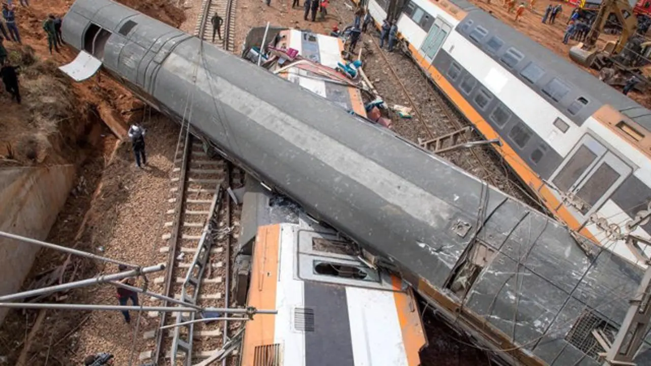Trabajadores y voluntarios trabajan en el lugar del descarrilamiento de un tren. RABIE KHILE (Efe)