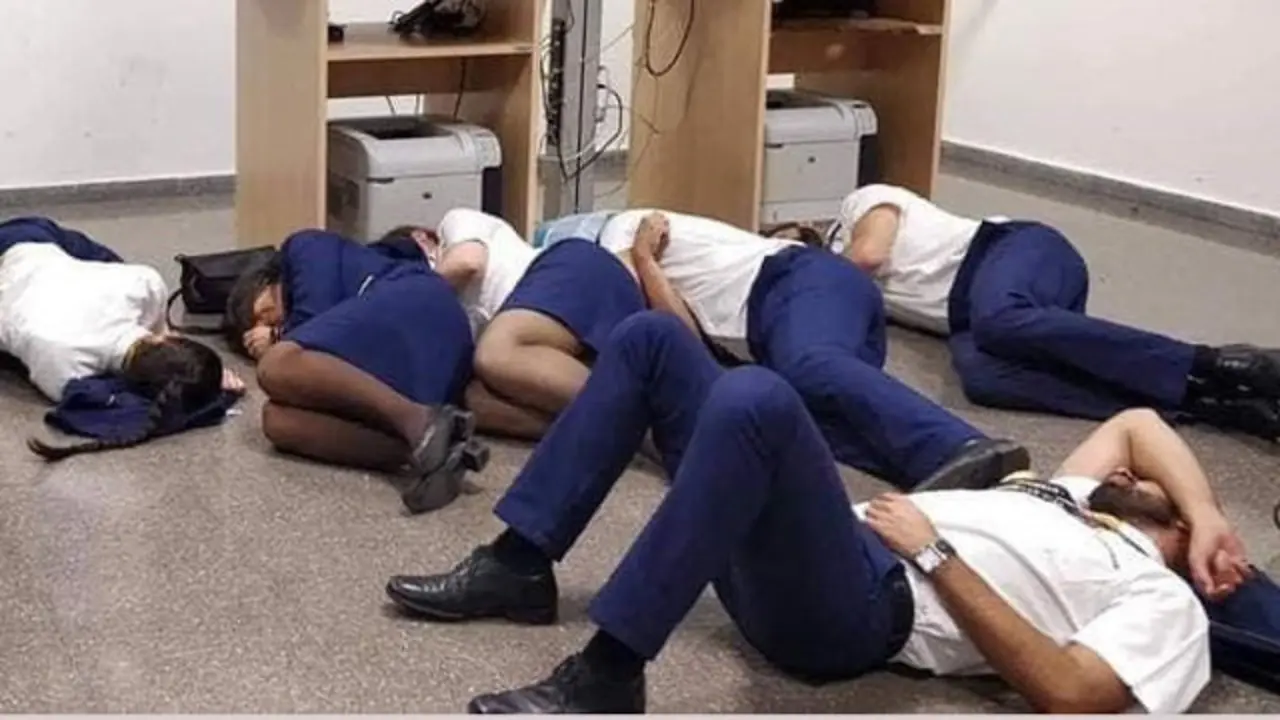 Trabajadores de Ryanair descansando en el aeropuerto de Málaga. USO