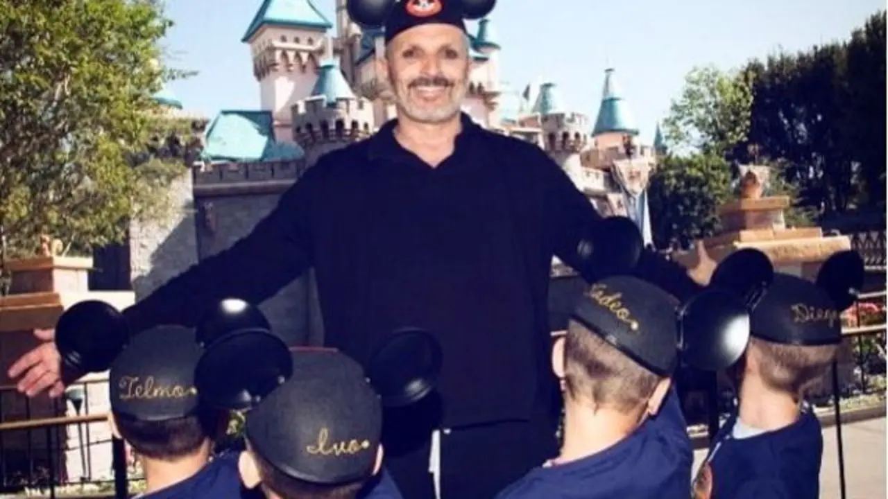 Miguel Bosé con sus hijos. INSTAGRAM