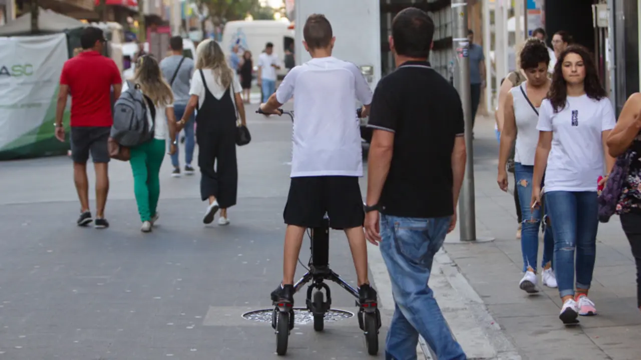 Un joven circula en un patinete eléctrico. DP