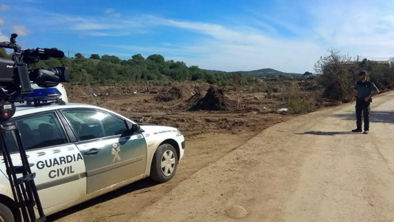 Guardia civil en las proximidades del lugar en el que apareci&oacute; el cuerpo sin vida del peque&ntilde;o Arthur. TOM&Aacute;S ANDUJAR