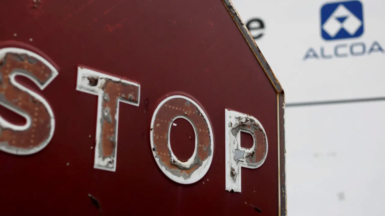 Entrada de la planta de Alcoa en A Coruña.CABALAR