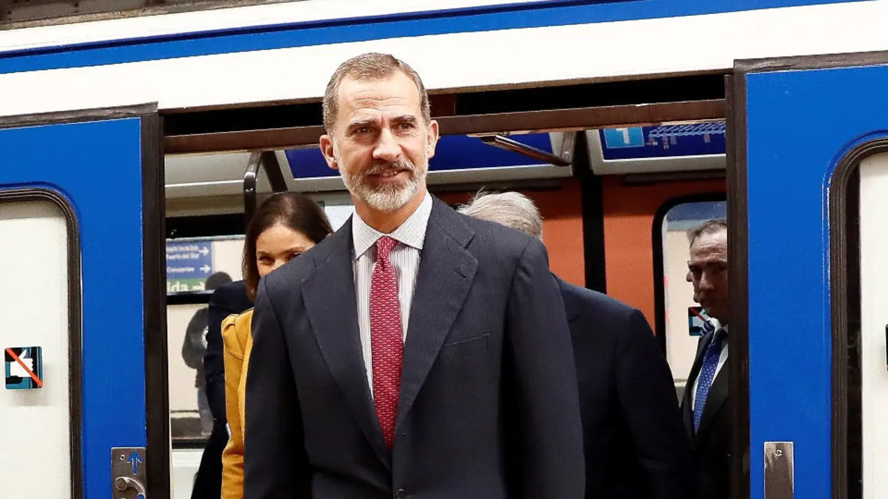 El rey Felipe VI sale del metro.MARISCAL (Efe)