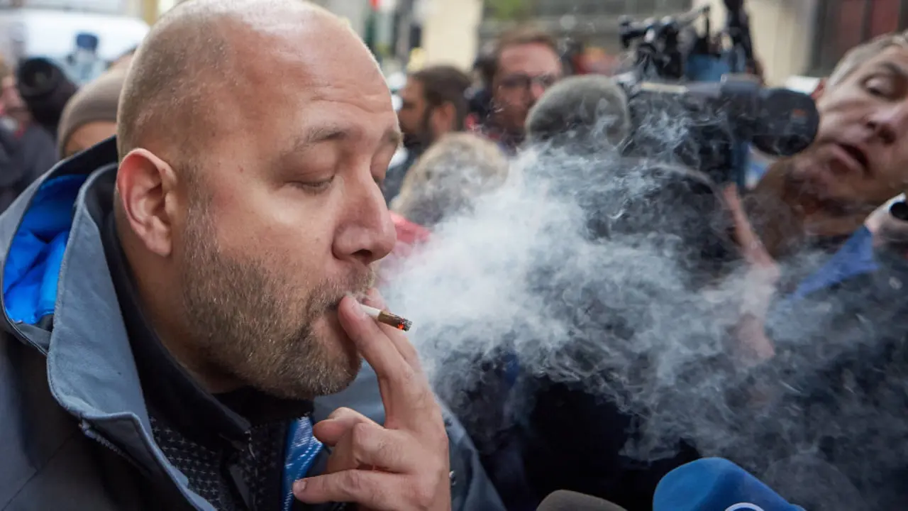 Un hombre se fuma un porro recién adquirido en una tienda en Montreal.ANDRE PICHETTE (Efe)