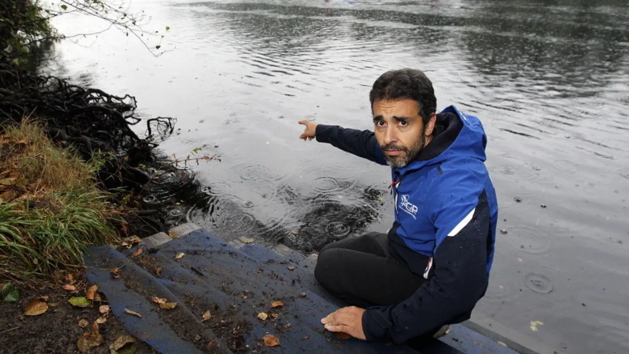 José Manuel Devesa Jubón mostra o lugar onde ocorreu o rescate. XESÚS PONTE
