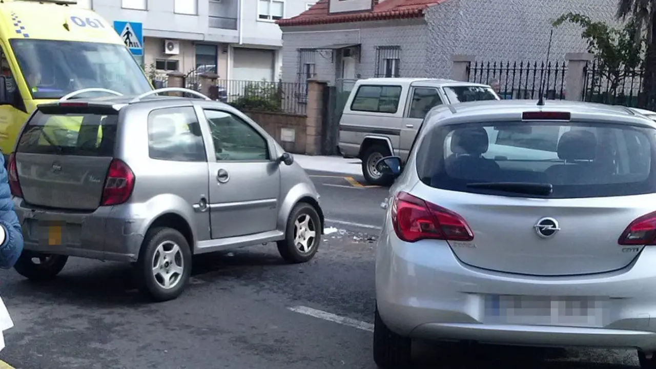 Los dos ocupantes del coche sin carné tuvieron que ser atendidos por los servicios sanitarios. POLICÍA LOCAL DE CUNTIS