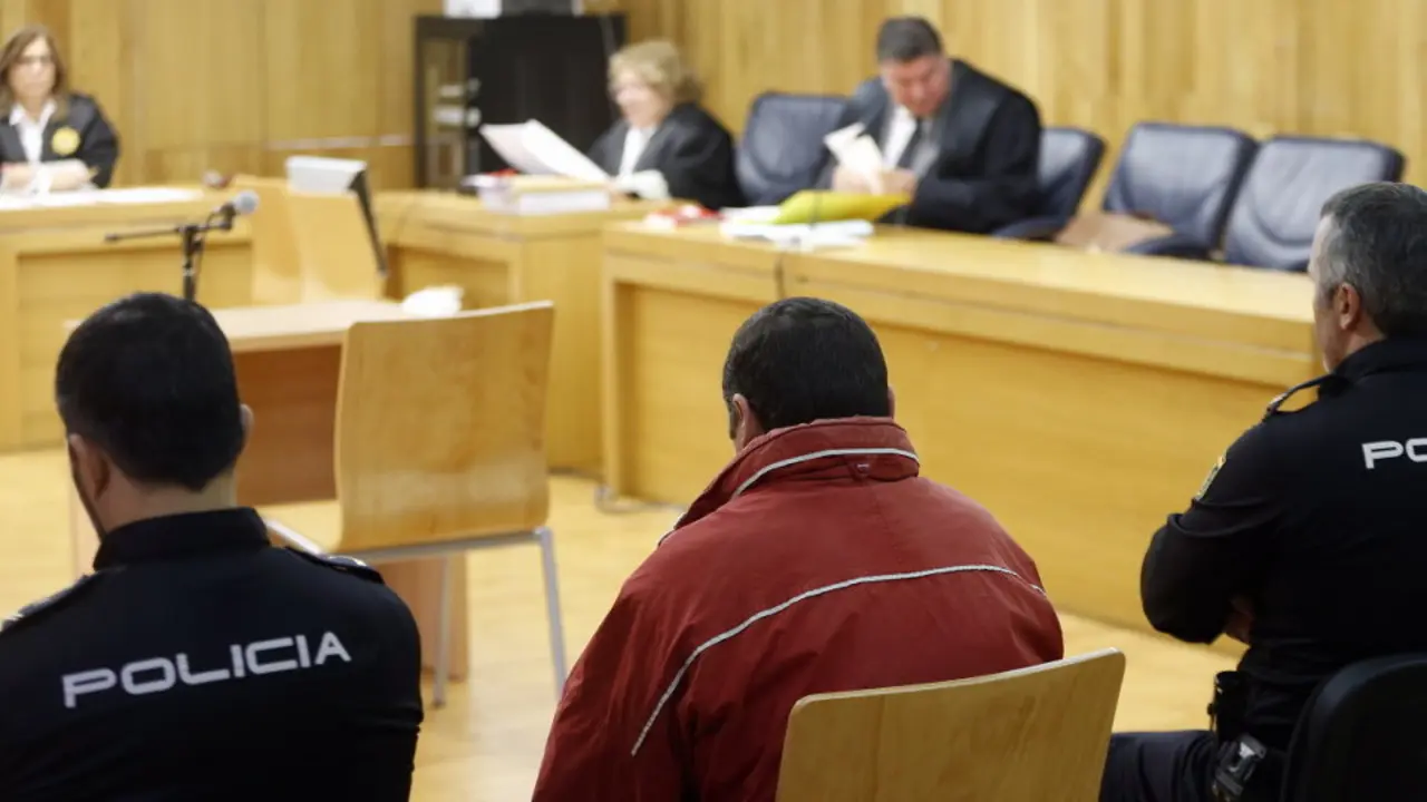 El acusado de maltratar y violar a su mujer, durante la vista oral. SEBAS SENANDE