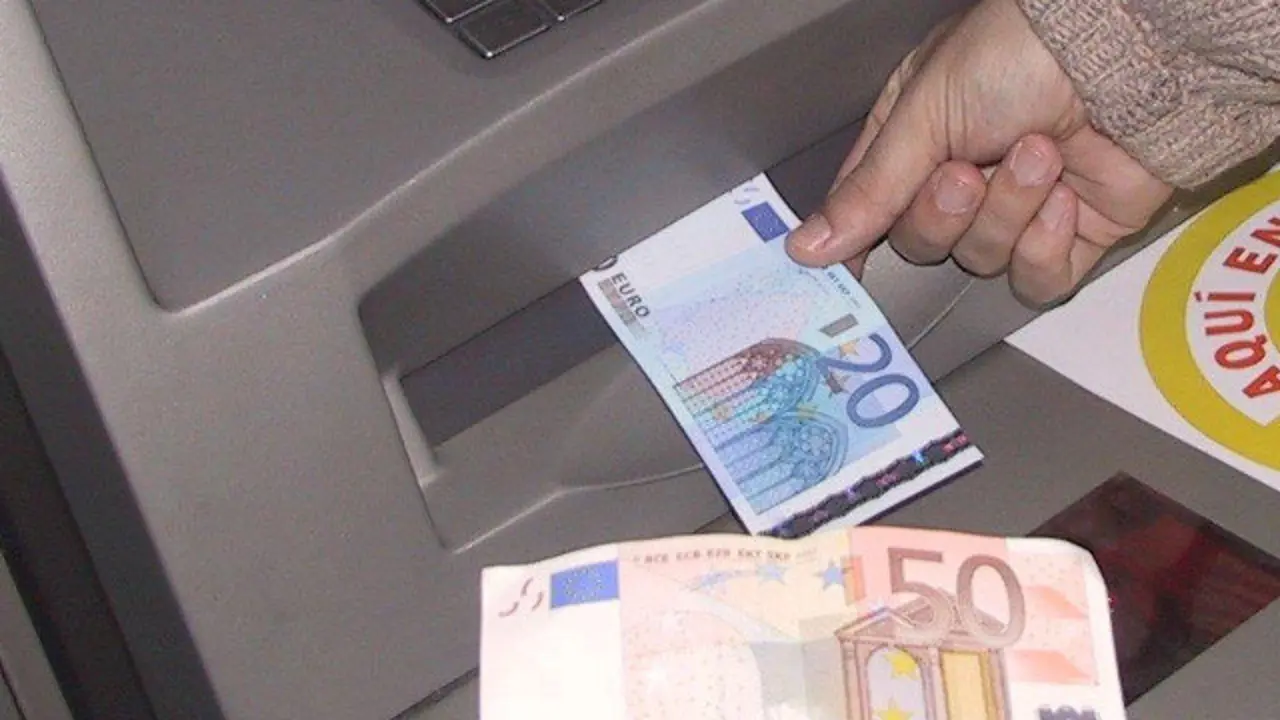 Un hombre saca dinero de un cajero automático. JOSÉ Mª ÁLVEZ