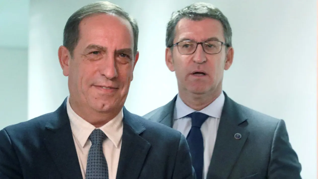 El conselleiro de Facenda de la Xunta, Valeriano Martínez y Alberto Núñez Feijoo. XOÁN REY (Efe) 