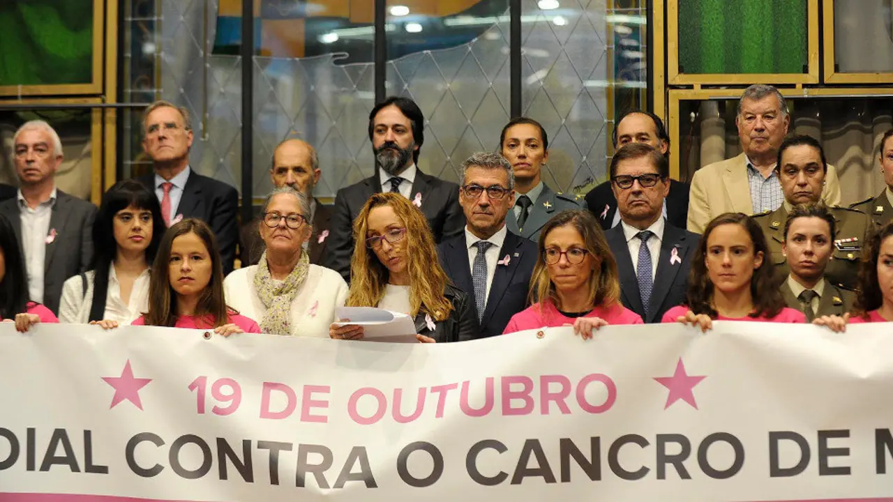 La médico Marta Pérez lee un comunicado. MONCHO FUENTES