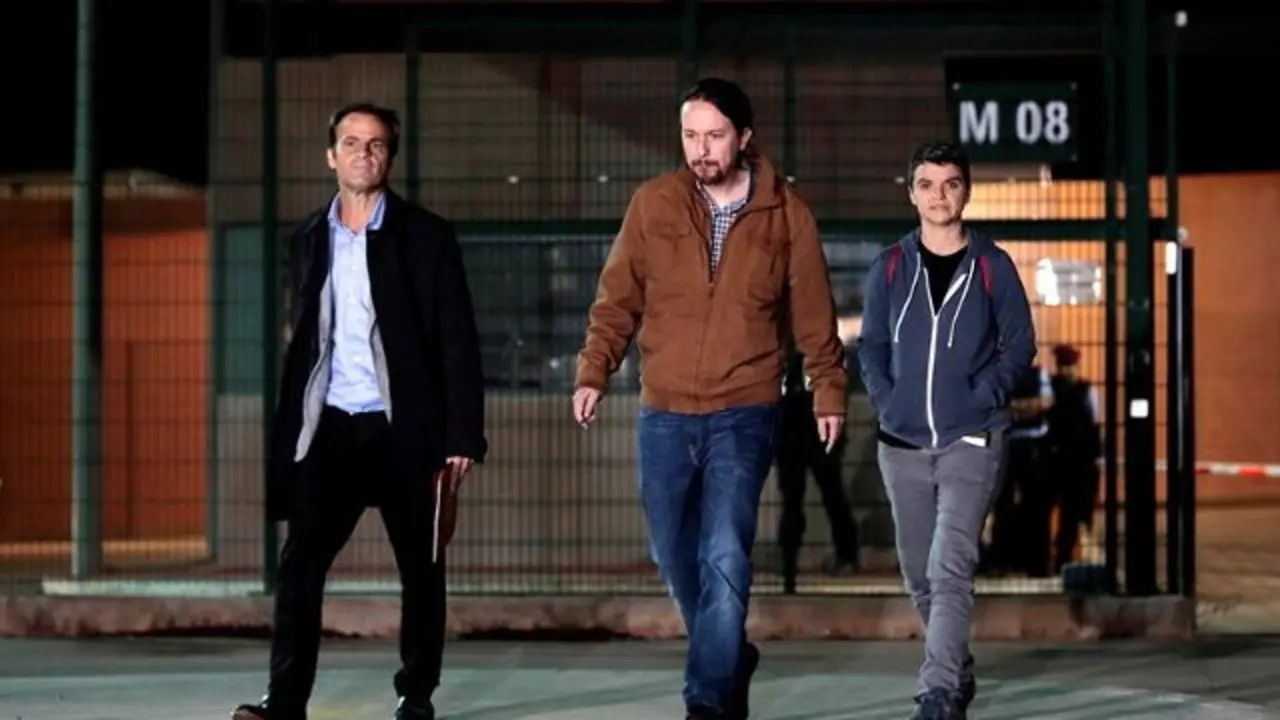 Pablo Iglesias (c), acompañado por Lucía Martín (d) y Jaume Asens (i), a su salida de la prisión de Lledoners. SUSANNA SÁEZ
