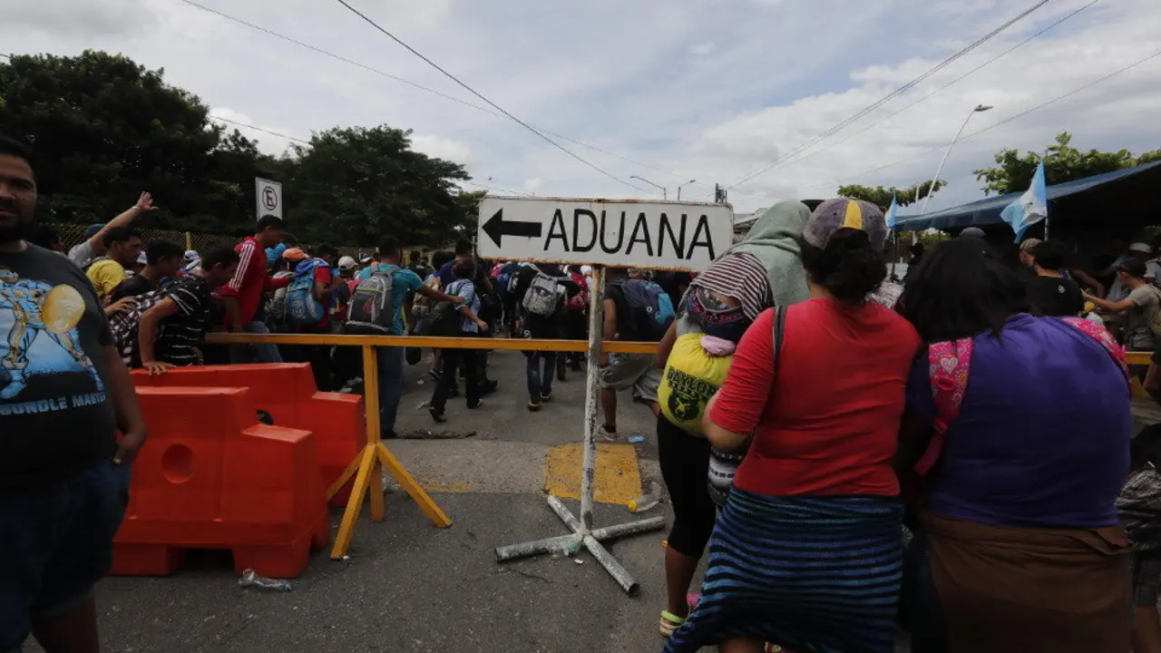 Migrantes hondureños llegan a la frontera de México