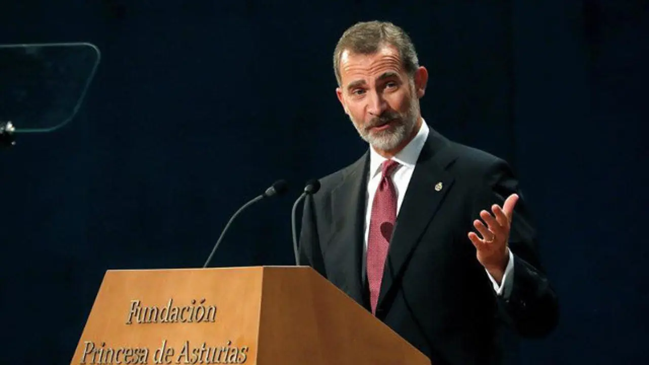 El rey Felipe VI, durante su discurso en los Premios Princesa de Asturias. J.J. GUILLÉN (EFE)