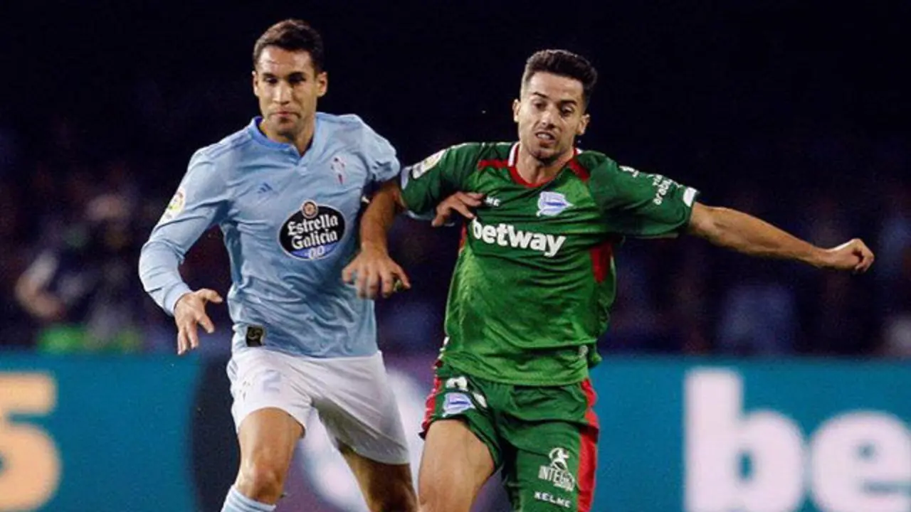 Hugo Mallo pugna por un balón con Jony Rodríguez. SALVADOR SAS (EFE)