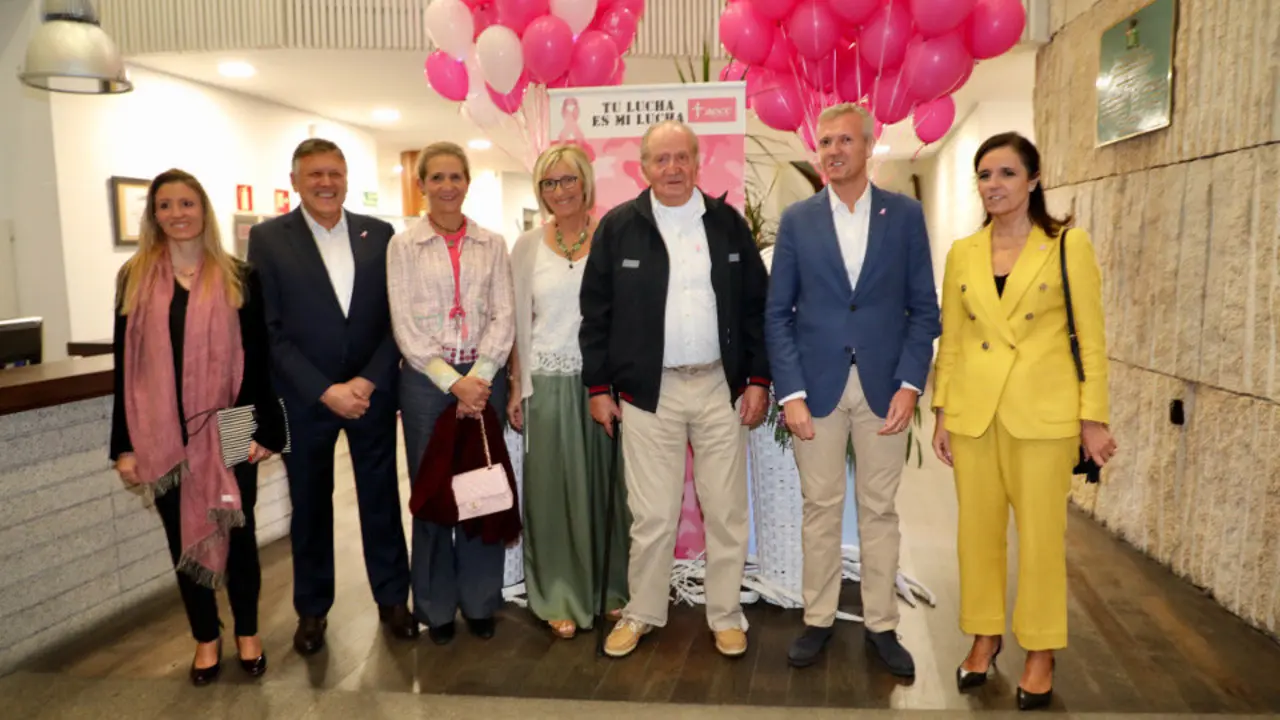 Juan Carlos I y la infanta Elena junto a varias autoridades gallegas como Alfonso Rueda y Telmo Martín, este viernes en Sanxenxo. JOSÉ LUIZ OUBIÑA