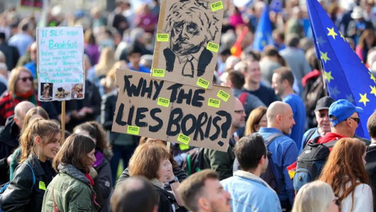 Decenas de miles de personas recorrieron este sábado el centro de Londres, convocadas por la campaña People's Vote, que exige que se someta de nuevo a votación el Brexit. VICKIE FLORES (EFE)