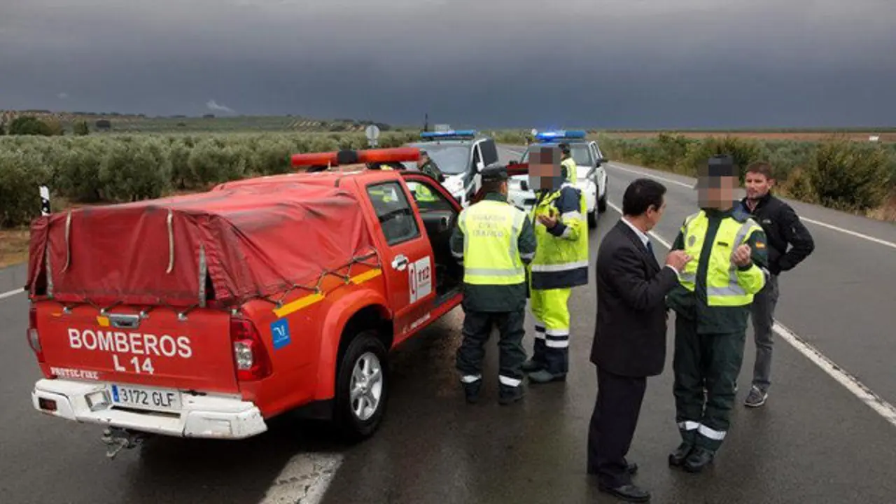 Miembros de la Guardia Civil, Policía Nacional y Bomberos mantienen la carretera A-384, que da acceso al municipio de Campillos, cortada al tráfico debido a las fuertes lluvias caídas durante las últimas horas. DANIEL PÉREZ (EFE)