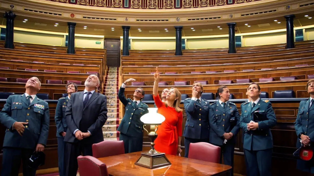 Ana Pastor, el pasado miércoles, con varios guardias civiles, observando las huellas de los 30 disparos del 23-F en el Hemiciclo. DP