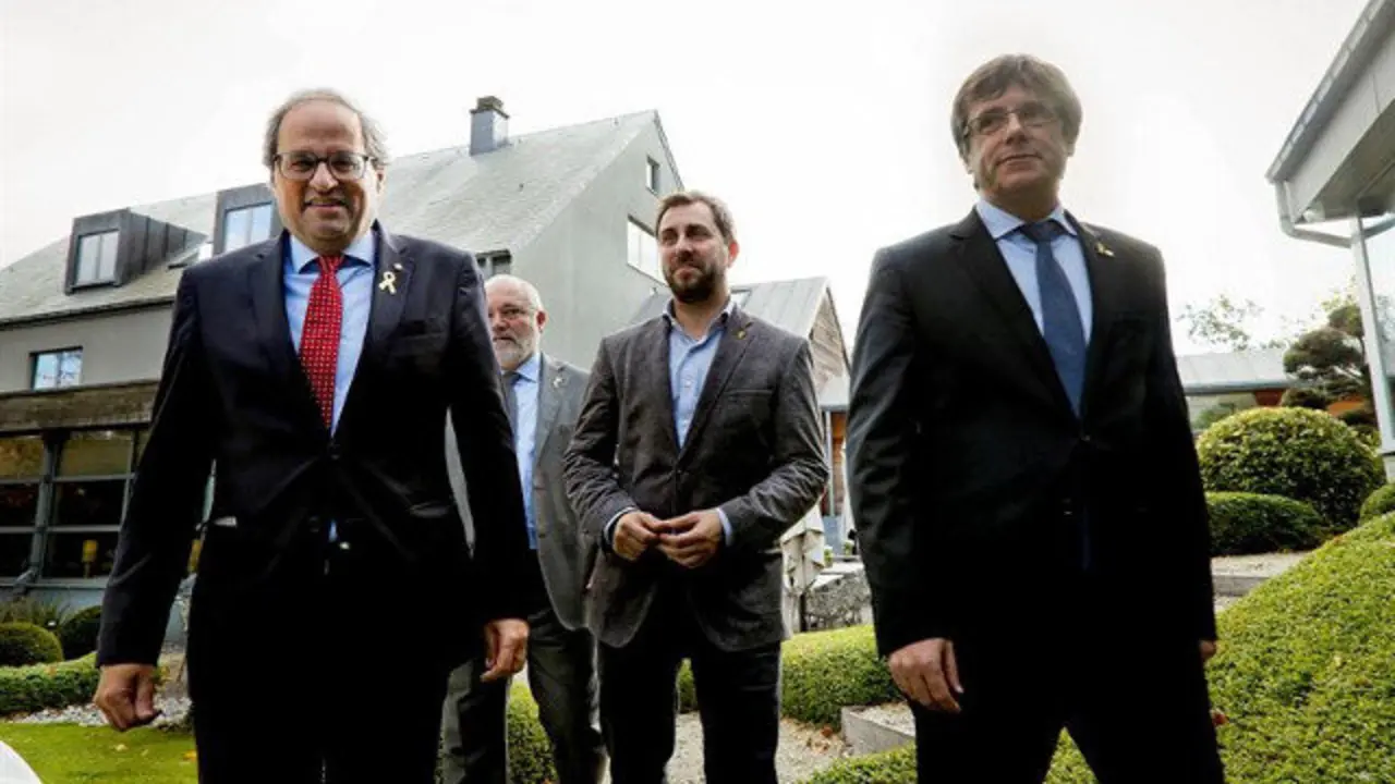 Torra y Puigdemont, este lunes en Waterloo. JOSÉ VILLALGORDO (EFE)