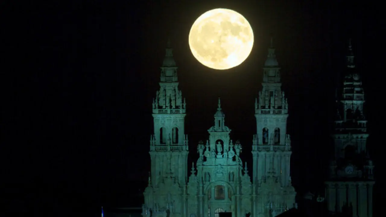La luna llena entre las torres de la catedral de Santiago. LUIS POLO