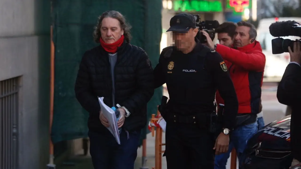 Entrada de Miñanco en la Audiencia de Pontevedra. JAVI CERVERA