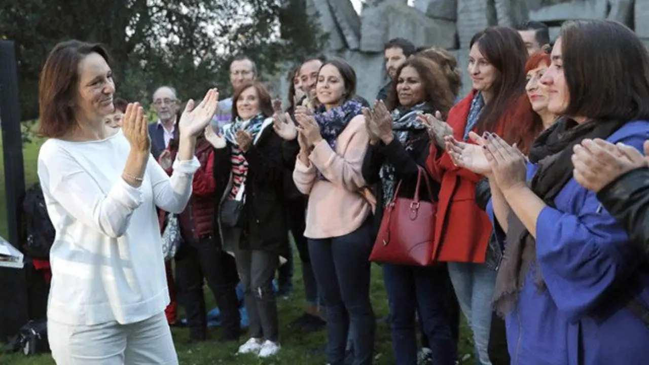 Carolina Bescansa, cos seus apoios nas primarias. LAVANDEIRA JR. (EFE)