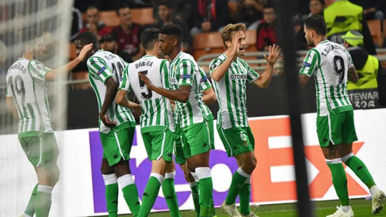 Los jugadores del Betis celebran un gol. DANIEL DAL ZENNARO