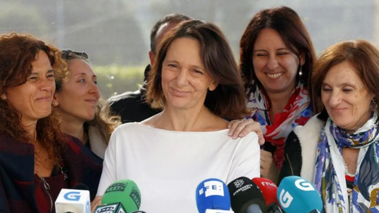 Carlolina Bescansa recibe o aplauso do seu equipo tras anunciar que dimitirá como deputada. LAVANDEIRA JR (EFE)