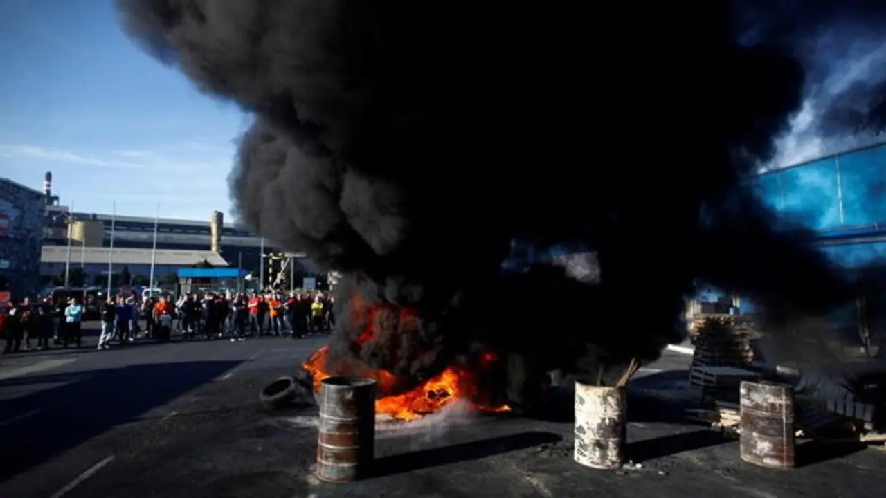 Más de un centenar de trabajadores de Alcoa a las puertas de la factoría en A Coruña. CABALAR
