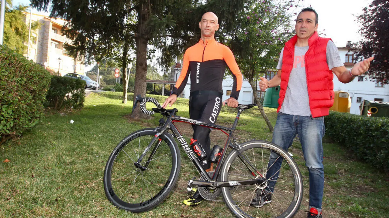 Delfín Santiago (izquierda), junto a una de las bicicletas que golpeó el chófer, y su compañero de 'aventura', Ángel Iglesias RAFA FARIÑA
