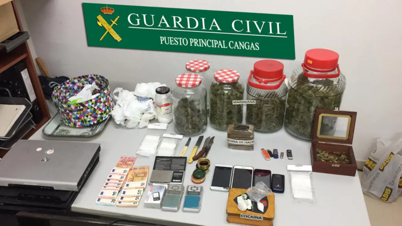 Material incautado en Cangas. DP