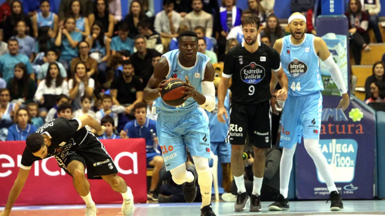 Belemene corre hacia el aro. J.L. Vega (ACB Photo)