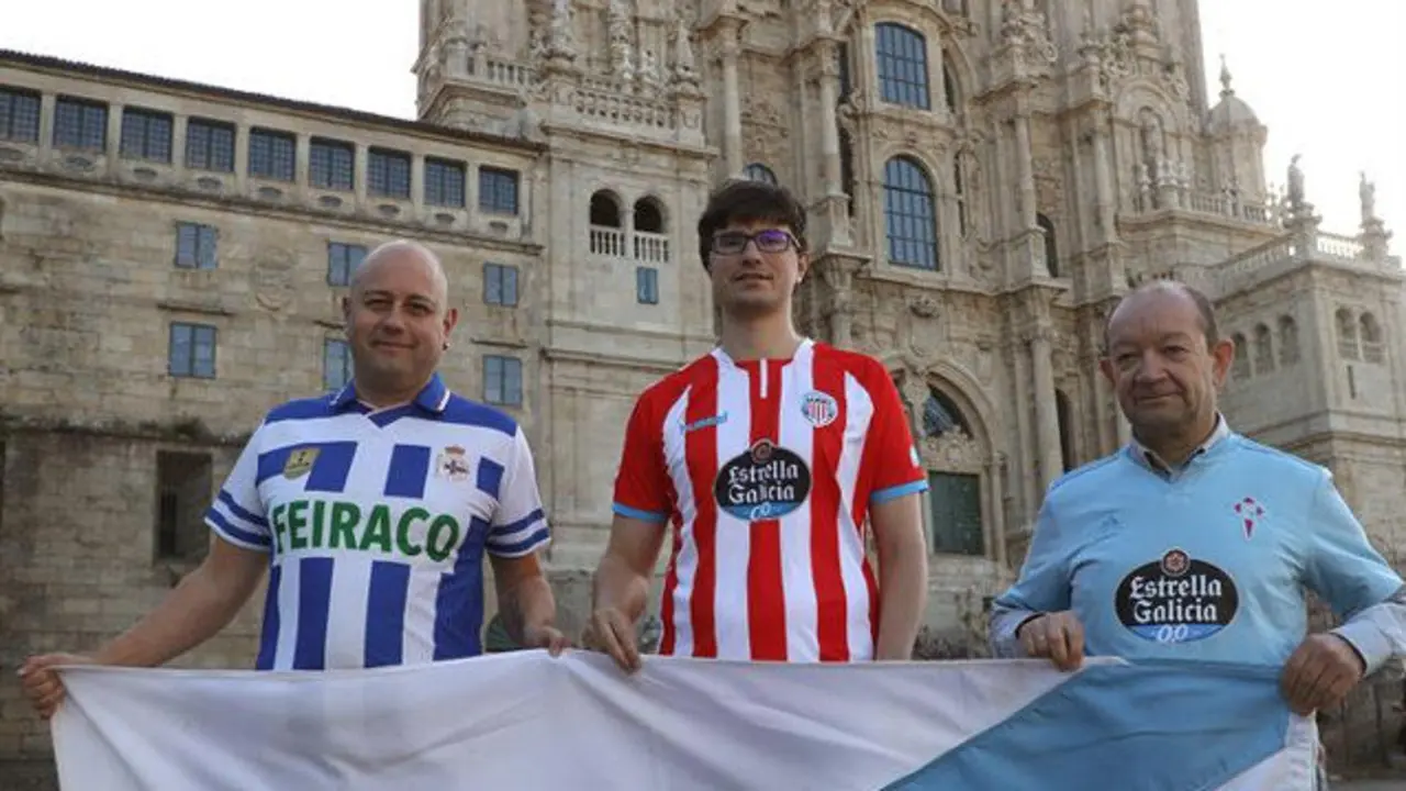 Los representantes de las federaciones, en la protesta en la plaza del Obradoiro. XOÁN REY