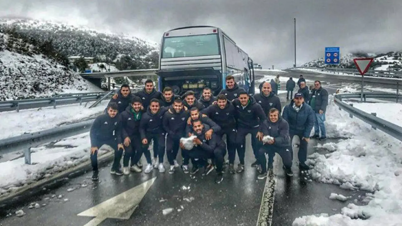 Los jugadores del Paiosaco, entre la nieve en la A-6. UD PAIOSACO