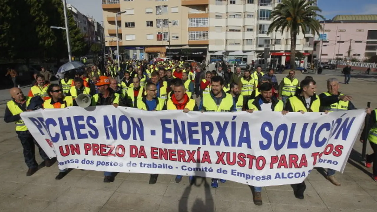 Llegada de los manifestantes a la Praza do Concello de Burela. JOSÉ Mª ÁLVEZ