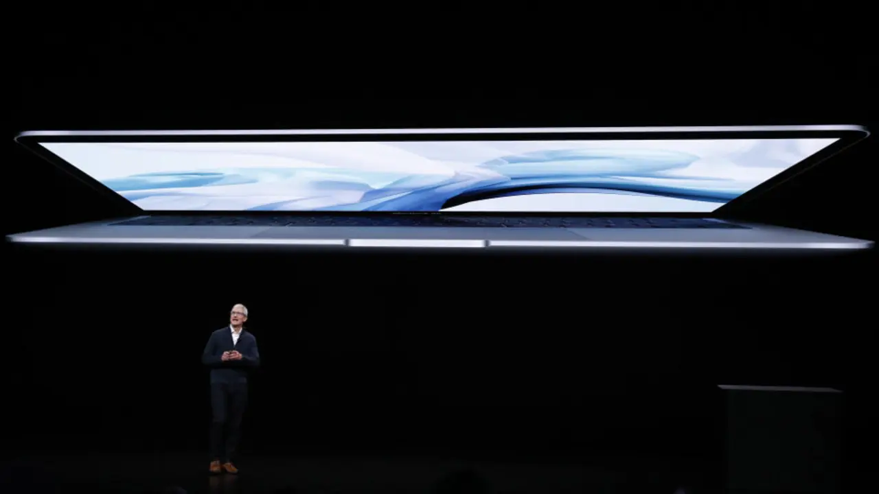 El consejero delegado de Apple, Tim Cook, presenta el nuevo portátil de Apple.JUSTIN LANE (Efe)